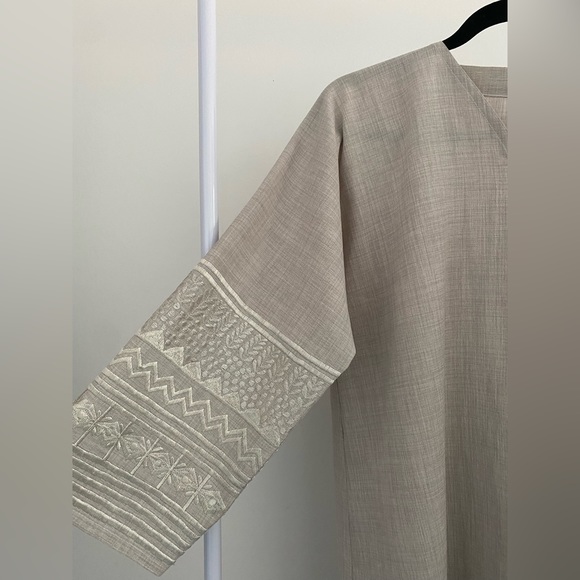Grey linen abaya with embroidery - Picture 4 of 4